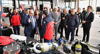 Vali Ustaoğlu, Büyükşehir Belediyesi Sergisini İnceledi