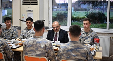 Vali Ustaoğlu, Garnizon ve 9. Ana Jet Üssü'nde Mehmetçikle İftarda Buluştu