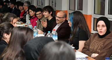 Vali Ustaoğlu, Şehit Turgut Solak Fen Lisesi'nde Öğrencilerle İftar Programında Buluştu