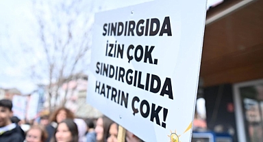 Yücel Yılmaz, Sındırgı'daki Pankartı Paylaştı: 'Bu Görsele Kalbimi Bıraktım'