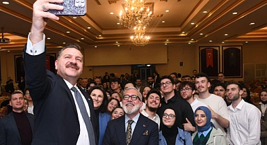 Yücel Yılmaz, Türkiye Yüzyılı Söyleşileri'nde Gençlerle Buluştu