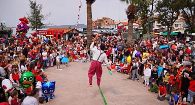 Ayvalık’ta Coşkulu 23 Nisan Kutlamaları: Çelenk Sunma Töreni ve Özel Gösteriler