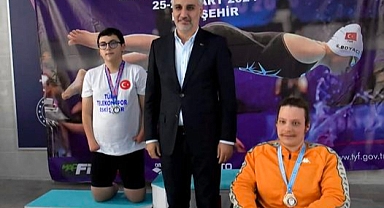 Balıkesirli Sporcu Sinan Balacan, Para Yüzme Bölge Şampiyonası'nda Altın ve Bronz Madalya Kazandı