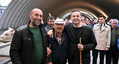 Başkan Akın, Güne Hayvan Pazarı Esnafıyla Başladı