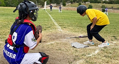 Bigadiç İlyaslar Şehit Niyazi Elçin Ortaokulu Türkiye Softbol Şampiyonu