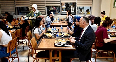 Burhaniye Kaymakamı ve Gençlik Spor İl Müdürü Öğrencilerle İftar Sofrasında Buluştu