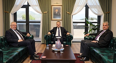 Edremit Belediye Başkanı Mehmet Ertaş ve Başkan Yardımcısı Cavit Cebeci, Kaymakam Ahmet Odabaş'ı Ziyaret Etti