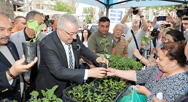 Edremit Belediyesi, Vatandaşlara Ücretsiz Fide Dağıttı