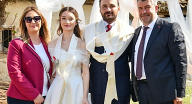 Karesi Belediye Başkanı Mesut Akbıyık, Lüseyna ve Cihan’ın Nişan Merasiminde