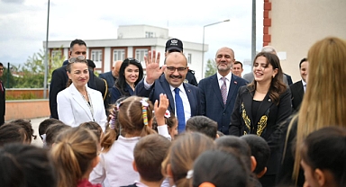 Vali Ustaoğlu, Avşa Adası'ndaki Okulları Ziyaret Etti