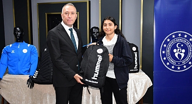 Balıkesir'de Başarılı Sporculara Malzeme Desteği