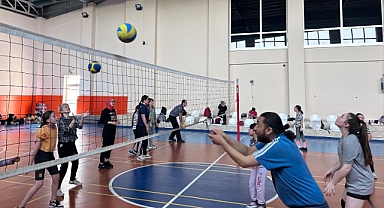 Balıkesir Gençlik ve Spor İl Müdürlüğü'nden Ailelerle Voleybol Etkinliği