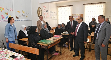 Balıkesir Valisi İsmail Ustaoğlu, Karesi Kızpınar Kız Kur’an Kursu Mezuniyet Törenine Katıldı