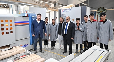 Balıkesir Valisi İsmail Ustaoğlu, Susurluk Mesleki ve Teknik Anadolu Lisesi'ni Ziyaret Etti