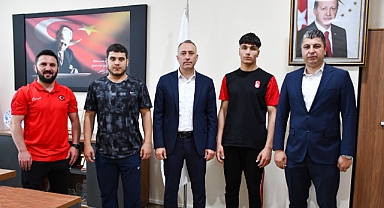 Balıkesirli Güreşçi ve Antrenöründen Başarı Ziyareti