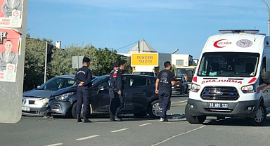 Edremit Altınoluk Cemevi Yakınlarında Maddi Hasarlı Trafik Kazası