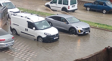 Edremit'te Yoğun Yağış Hayatı Felç Etti