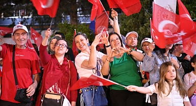 Fener Alayı’nda Caddeler Kırmızı Beyaza Büründü