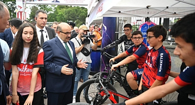 Vali Ustaoğlu, Gençlik Ruhu Sergisi'ni Ziyaret Etti