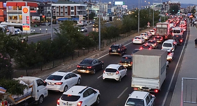 Akçay'da Uzun Trafik Kuyruğu