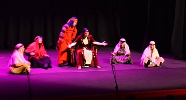 Altıeylül Belediyesi Tiyatro Topluluğu, 'Bir Yazarın Kabaresi' Oyunuyla Beğeni Topladı