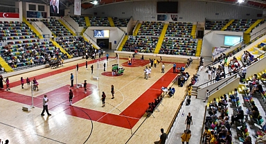 Balıkesir'de Mini Voleybol Şenlikleri Şehit Turgut Solak Spor Salonu'nda Başladı