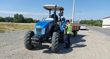 Balıkesir İl Jandarma Komutanlığı Trafik Jandarması Tarım Araçları ve Traktör Denetimi Yaptı