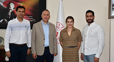 Balıkesirli Milli Boksör Esra Yıldız Kahraman, Paris 2024 Öncesi İl Müdürü'nü Ziyaret Etti