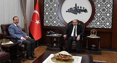Burhaniye Adalet Komisyonu Başkanı Erhan Emre, Vali İsmail Ustaoğlu'nu Ziyaret Etti