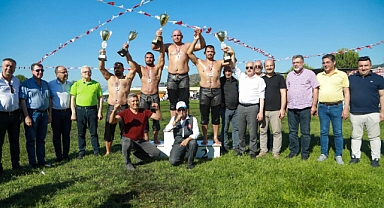 Burhaniye'de 8. Kızıklı Yağlı Pehlivan Güreşleri Nefes Kesti