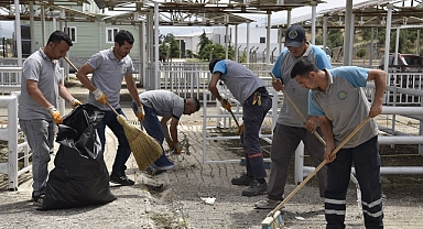 Dursunbey Belediyesi'nden Kurban Bayramı Öncesi Hayvan Pazarı Temizliği