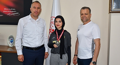 Türkiye İkincisi Sevde Yavaş, Gençlik ve Spor İl Müdürü Adem Özalp'i Ziyaret Etti