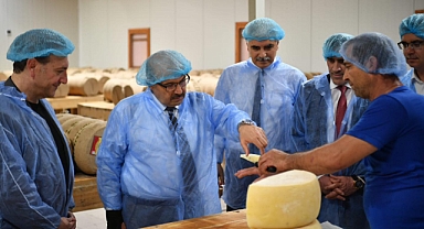 Vali İsmail Ustaoğlu Gömeç'te Altınkılıç Gıda ve Süt San. Tic A.Ş.'yi Ziyaret Etti