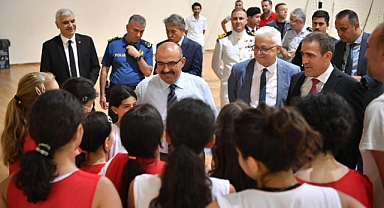 Vali Ustaoğlu, Burhaniye'de Kamp Yapan Fen Spor Kulübü Öğrencileri ile Buluştu