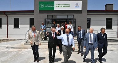 Vali Ustaoğlu, Burhaniye'deki Gençlik Merkezi ve Yüzme Havuzu İnşaatında İncelemelerde Bulundu