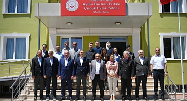 Vali Ustaoğlu'ndan Ayten Burhan Erdayı Çocuk Evleri Sitesi'ne Bayram Ziyareti