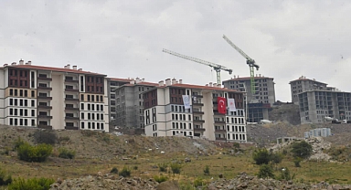 Vali Ustaoğlu, TOKİ'nin Karesi Konut Projesi İnşaat Alanını İnceledi