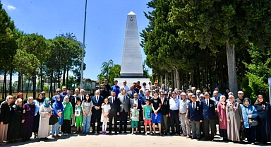 Vali Ustaoğlu ve İl Protokolü, Şehitliği Ziyaret Etti
