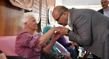 Vali Ustaoğlu ve İl Protokolünden Huzurevi Ziyareti