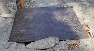 Atatürk Açık Otoparkı'ndaki Logar Kapağı Tehlike Saçıyor