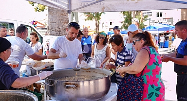 Ayvalık'ta 4 Bin Kişiye Aşure İkramı