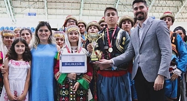 Balıkesir BM 75. Yıl Gençlik Merkezi Halk Oyunları Ekibi Bölge Birincisi Oldu