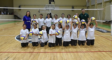 Balıkesir Büyükşehir Belediyespor’un Yaz Spor Okulu Voleybol Kursu Devam Ediyor