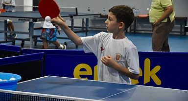 Balıkesir Büyükşehir Belediyespor Yaz Spor Okulu'nda Masa Tenisi Kursları İlgi Görüyor
