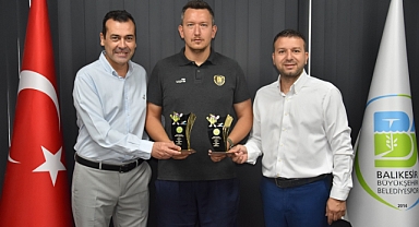 Balıkesir Büyükşehir Belediyesporlu Arda Tilki, T200 Masters Turnuvası’nda Çifte Şampiyonluk Kazandı