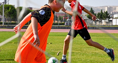 Balıkesir'de İsmail Akçay Tesislerinde Futbol Eğitimleri Devam Ediyor