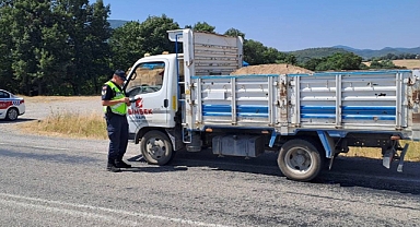 Balıkesir İl Jandarma Komutanlığı’ndan Yük Taşıyan Araçlara Özel Denetim: 415 Araç Kontrol Edildi