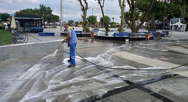 Bandırma Belediyesi Cumhuriyet Meydanı'nda Hijyen Çalışmalarına Devam Ediyor