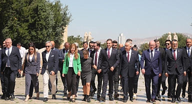 Başkan Ahmet Akın, CHP’li Belediye Başkanları ve Meclis Üyeleri Anıtkabir’i Ziyaret Etti