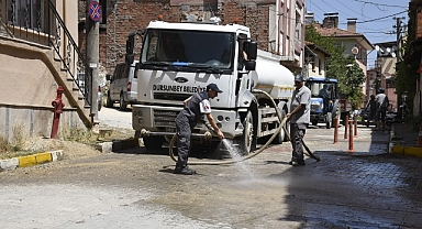Dursunbey Belediyesi Temizlik Ekipleri İlçe Genelinde Yol Yıkama ve Arındırma Çalışmalarını Sürdürüyor